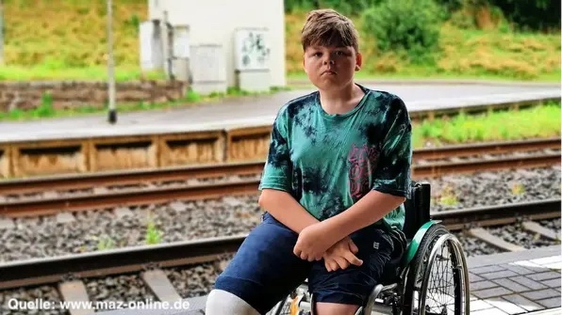 Deutsche Bahn lässt Rollstuhlfahrer auf Klassenfahrt am Bahnsteig zurück, Brieselang